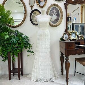 Elegant White Lace Strapless Wedding Dress
